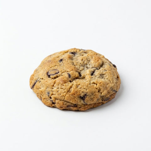 Cookie Pain Plaisir vedere laterală, cu bucăți de ciocolată neagră vizibile
