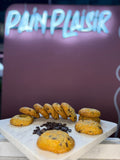 Cookies Pain Plaisir la magazin, expuși sub logo-ul neon