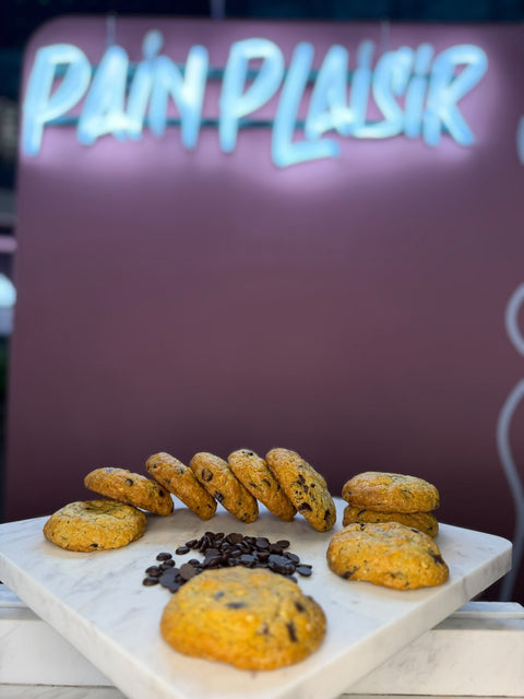 Cookies Pain Plaisir la magazin, expuși sub logo-ul neon