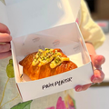 Croissant Sicilia cu vanilie și portocală confiată în cutia Pain Plaisir