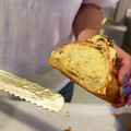 Secțiune prin croissantul Sicilia, cu miez de foietaj și cremă de vanilie cu portocală confiată