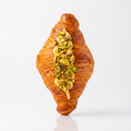 Croissant cu vanilie și portocală confiată, cu fistic mărunțit presărat deasupra, la Pain Plaisir