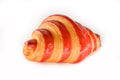 Croissant cu zmeura intreg din lateral pe fond alb