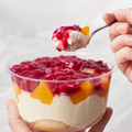 Pêche Melba cu piersici poșate, cremă de vanilie mousseline și coulis de zmeură, la Pain Plaisir