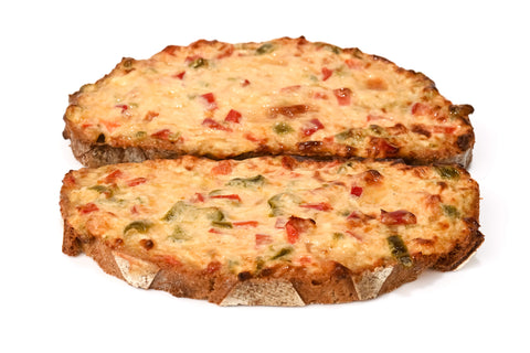 Tartină artizanală cu brânză și ardei jalapenos, pe fundal alb.