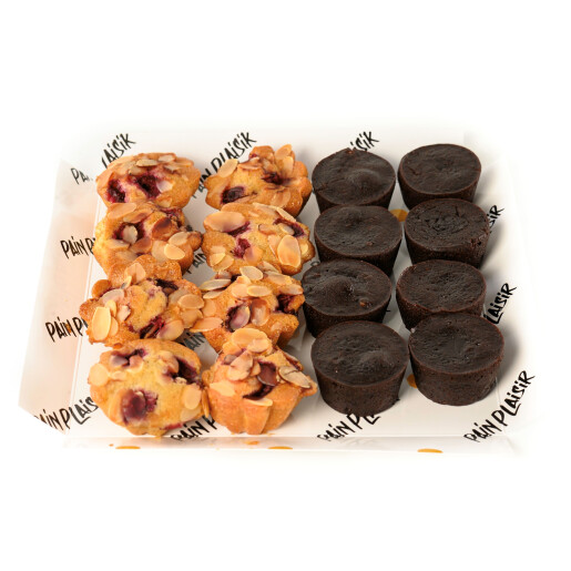 Platou mini brownie si mini pandișpan cu vișine