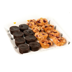 Platou mini brownie si mini pandișpan cu vișine