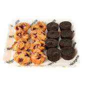 Platou mini brownie si mini pandișpan cu vișine